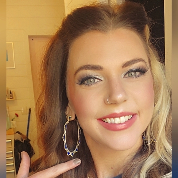 Meet your Posher, Nicole - Picture 1 of 1